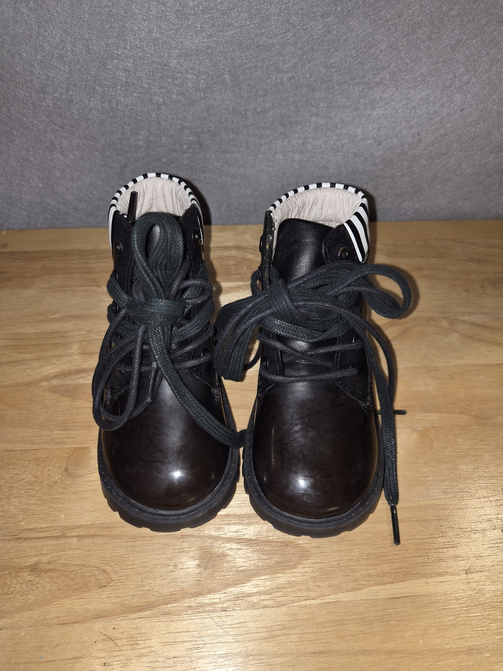 AKID Kids Black Patent Leather Lace-Up Combat Boots – Size 8C